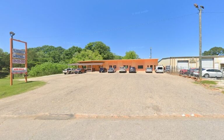 Roberts Auto Body & Repair Tow Service in Greensboro, Alabama