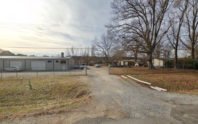 Hicks Auto Body & Glass Tow Service in Poyen, Arkansas