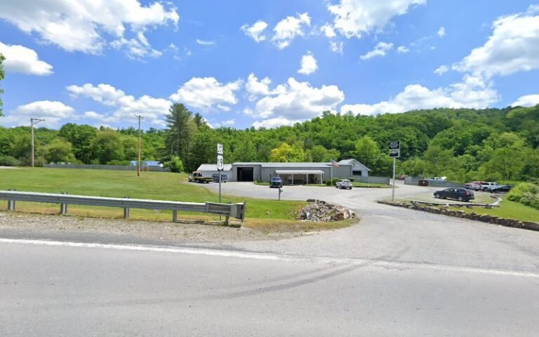 Bud Foxs Body Shop & Towing Tow Service in Glen Jean, West Virginia