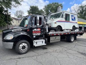 Lucky7 complete auto care & parts/Roadside assistance tow service company in , offering 24 hour towing near me