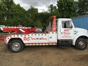 R & S Auto Sales & Wrecker Services tow service company in Hugo, Oklahoma offering 24 hour towing near me