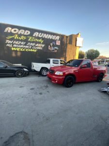 Road Runner Auto Collision tow service company in Los Angeles, California offering 24 hour towing near me