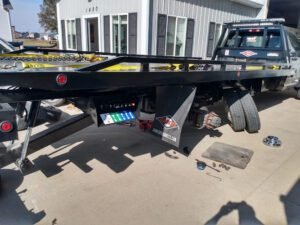 Buying junk autos in Des Moines tow service company in Des Moines, Iowa offering 24 hour towing near me