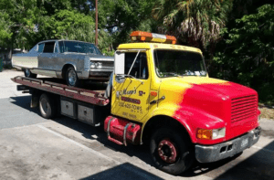 MOM'S TOWING tow service company in Silver Springs, Florida offering 24 hour towing near me